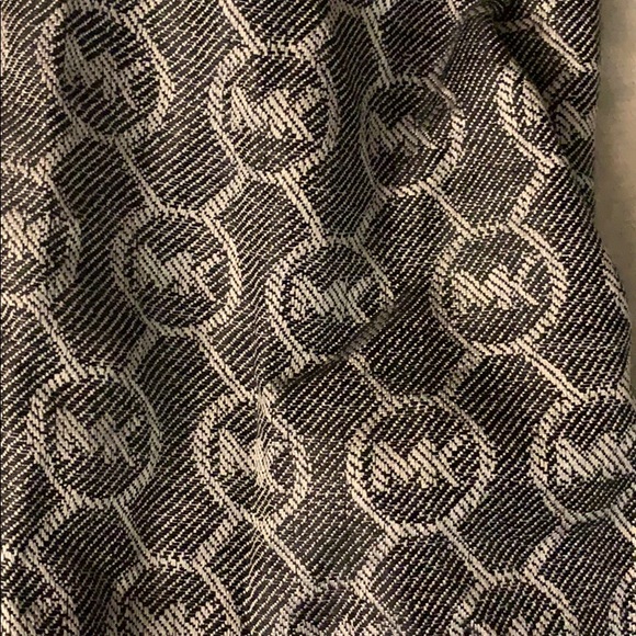 Michael Kors Light Scarf - Picture 3 of 3